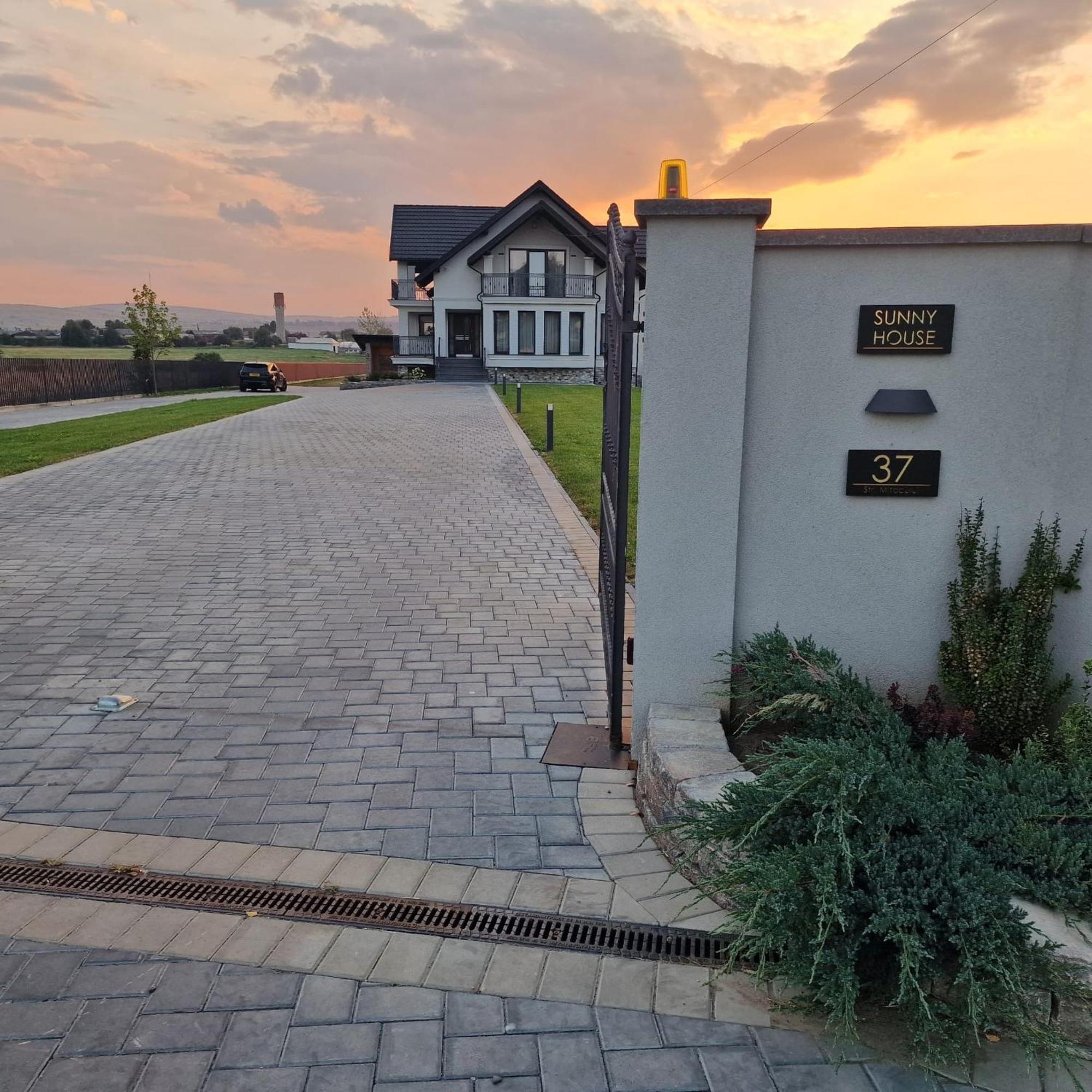 Sunny House Villa Suceava Eksteriør billede